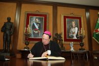 El_Sr._Arzobispo_deja_constancia_de_su_visita