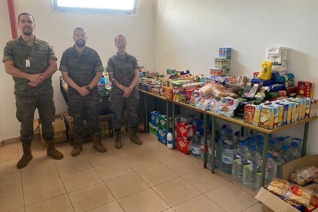 voluntarios de C&aacute;ritas que ayudan organizando y clasificando los alimentos recibidos