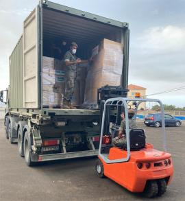 8644 entrega material afectados volcan2