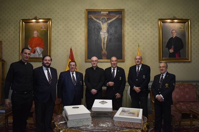 Los Reales Tercios de España donan libros al Arzobispado Castrense