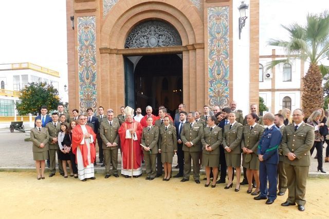 El Arzobispo Castrense preside las confirmaciones en el acuartelamiento de Pineda, Sevilla.