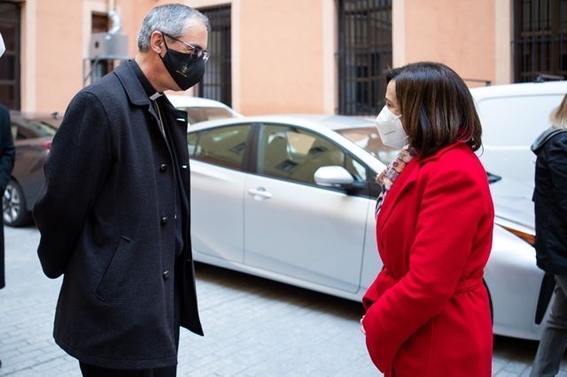 La ministra de Defensa visita Cáritas Castrense y alaba su labor solidaria