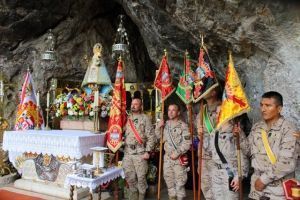 La Santina bendice al nuevo contingente que está desplegando en Irak.