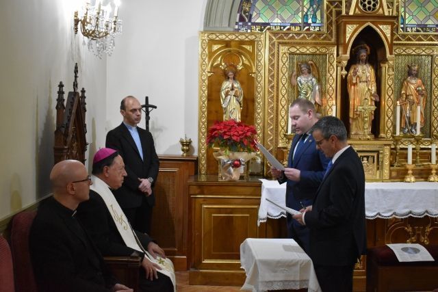 Profesión de fe y juramento de fidelidad de dos aspirantes al diaconado