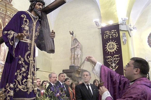 El capellán de la Academia Básica del Aire de La Virgen del Camino (León) oficia la Eucaristía tras el besapié al Nazareno.