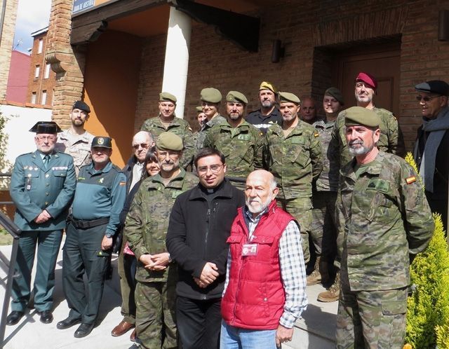 Entrega de alimentos de Cáritas Castrense de León a su equivalente de la Agrupación parroquial San José