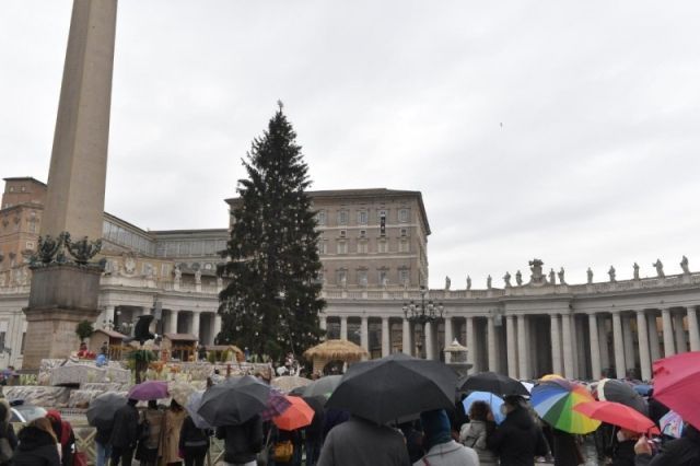 FIESTA DEL BAUTISMO DEL SEÑOR PAPA FRANCISCO ÁNGELUS Plaza de San Pedro Domingo, 9 de enero de 2022