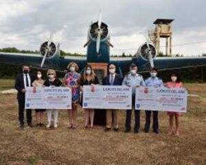 Entrega de la recaudación obtenida en la VII Carrera de la Base Aérea de Alcantarilla