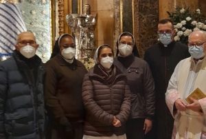 Las misioneras de Malí entregan un manto a la Virgen del Pilar en Zaragoza