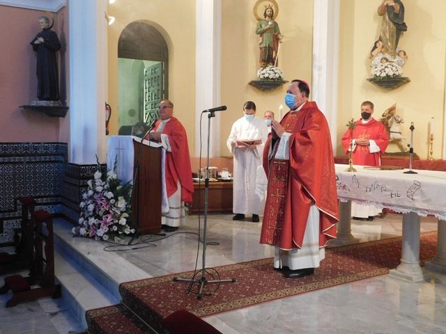 El Arzobispo Castrense administra el sacramento de la Confirmación en el Acuartelamiento de Pineda en Sevilla