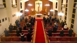 El Arzobispo Castrense administró en la tarde de ayer el Sacramento de la Confirmación a varios jóvenes en la capilla de la Base Aérea de Torrejón.