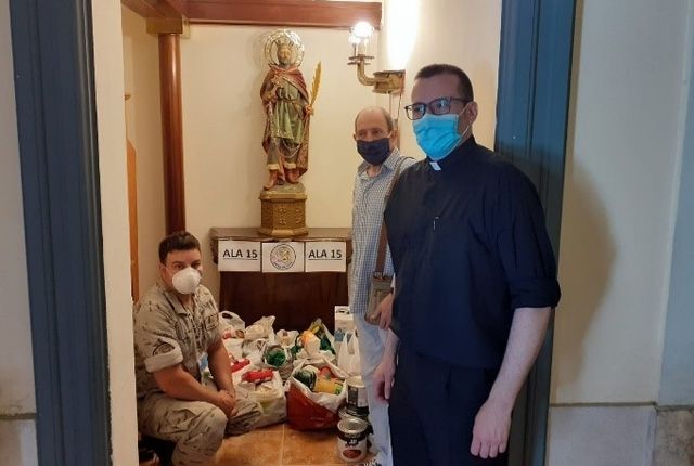 El Fondo de Emergencia “El Granero de José” hace las primeras entregas económicas a personas necesitadas.