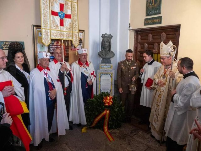 Inauguración de un busto-monumento de la reina Isabel la Católica en la Catedral castrense