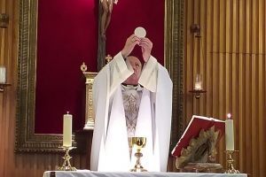 El Arzobispo Castrense preside la misa desde el Seminario el domingo víspera del día del centenario del nacimiento de San Juan Pablo II