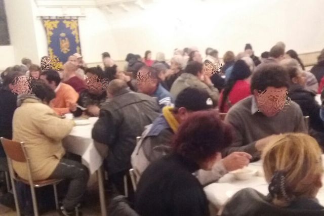 Cena de Navidad en los salones de la Catedral Castrense para personas sin hogar
