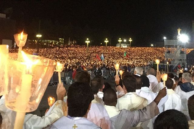 Junto a la Virgen María en Fátima