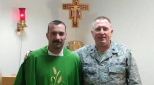 En la trinchera todo el mundo cree en Dios: Sacerdote cuenta la guerra en Irak