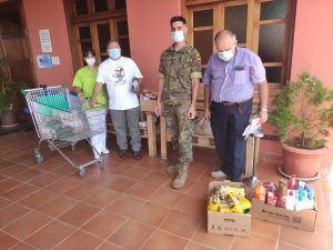 Cáritas Castrense de Tenerife realiza una donación de alimentos a los Hermanos de Belén