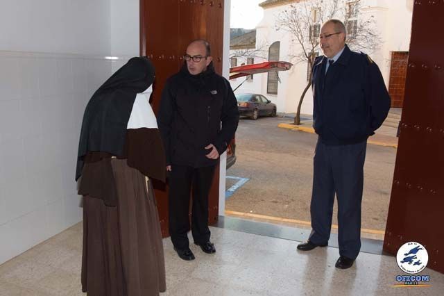 Entrega de alimentos y material escolar a las Hermanas de la Cruz de Morón de la Frontera