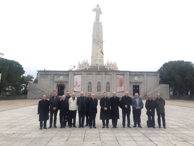 El equipo de gobierno, los vicarios episcopales y los capellanes mayores del Arzobispado Castrense mantienen una reunión en el Cerro de los Ángeles