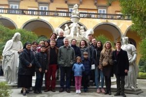 MILITARES DESTINADOS EN NÁPOLES Y FAMILIARES DONAN REGALOS EN LA ESCUELA DE SANTA PATRICIA