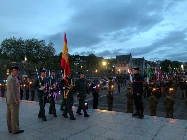 Procesión Mariana de las antorchas en el 61 EIMP