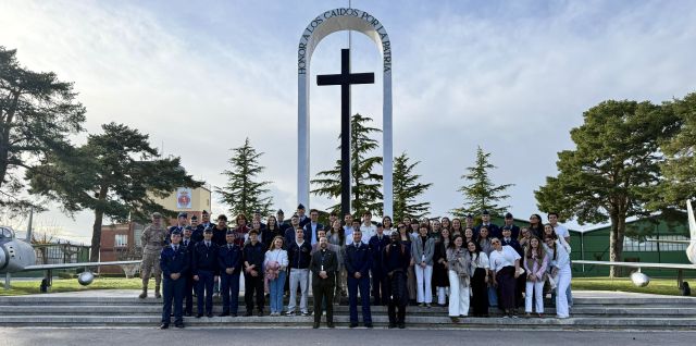 Encuentro formativo y cultural en la Base Aérea de León: juventud, historia y experiencia compartida