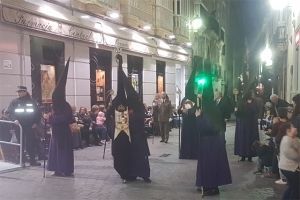 EL REGIMIENTO DE ARTILLERÍA DE COSTA 4 ACOMPAÑA AL CRISTO DE LA PIEDAD EN CÁDIZ
