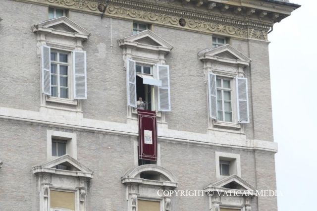 PAPA FRANCISCO ANGELUS Plaza de San Pedro Domingo, 15 de enero de 2023