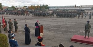 IMPOSICIÓN DE LA CORBATA DE LA CRUZ FIDÉLITAS AL GUION DE LA BRIGADA ARAGÓN I