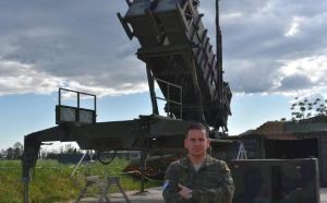 El capitán-capellán Juan Luis García, junto a una lanzadera de misiles Patriot, en la base turca de la OTAN en la que presta servicio.