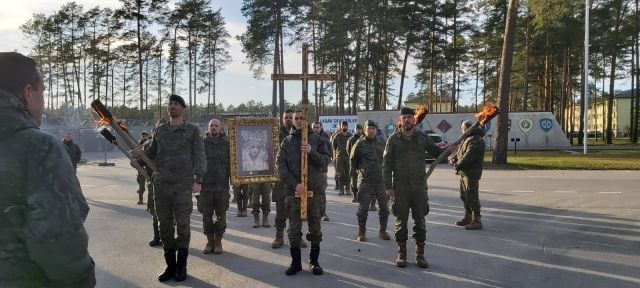 "OH CRUZ ÁRBOL FIEL ÚNICO EN NOBLEZA". Viernes Santo fuera de la Patria