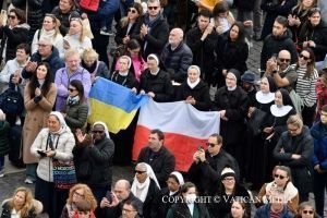 FIESTA DEL BAUTISMO DEL SEÑOR PAPA FRANCISCO ÁNGELUS Plaza de San Pedro Domingo, 8 de enero de 2023