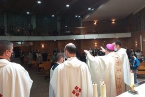 El Arzobispo Castrense, preside las confirmaciones en la parroquia castrense Santa María de la Dehesa.