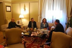 Monseñor Juan del Río recibe a una delegación de la Fundación Pontificia “Ayuda a la Iglesia Necesitada”.