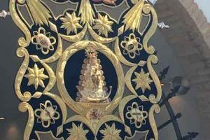 La Ilustre Hermandad Castrense de Nuestra Señora del Rocío realiza su peregrinación extraordinaria anual al Santuario de Almonte.