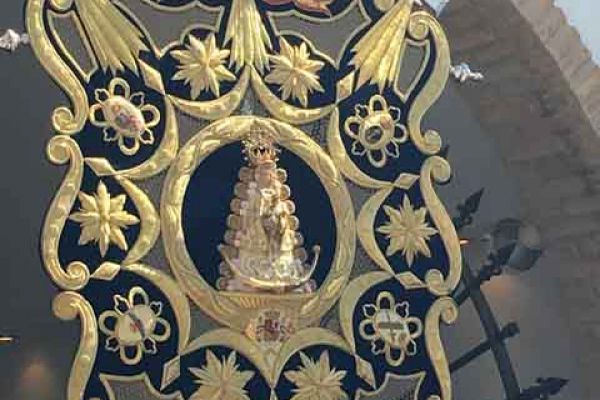 La Ilustre Hermandad Castrense de Nuestra Señora del Rocío realiza su peregrinación extraordinaria anual al Santuario de Almonte.